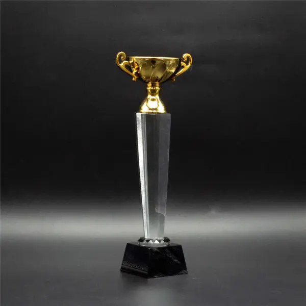Coupe dorée sur colonne de cristal taillé