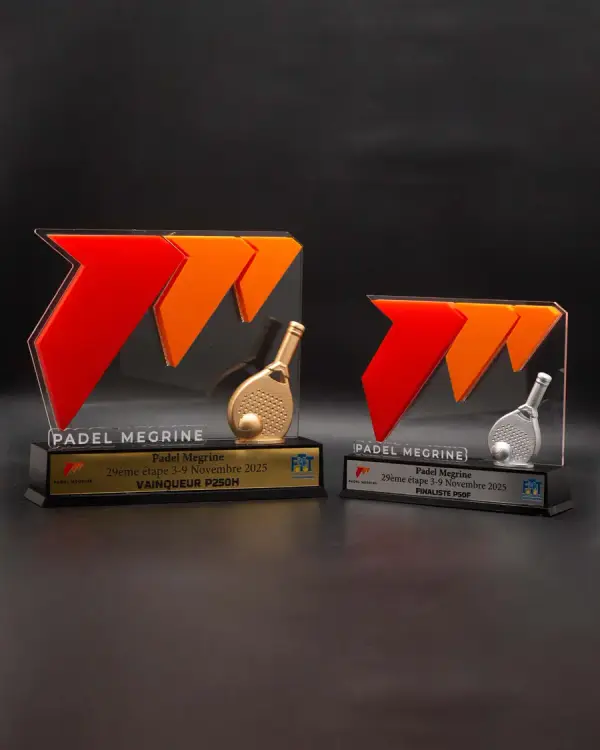 Trophées en plexiglas découpé et imprimé en couleur